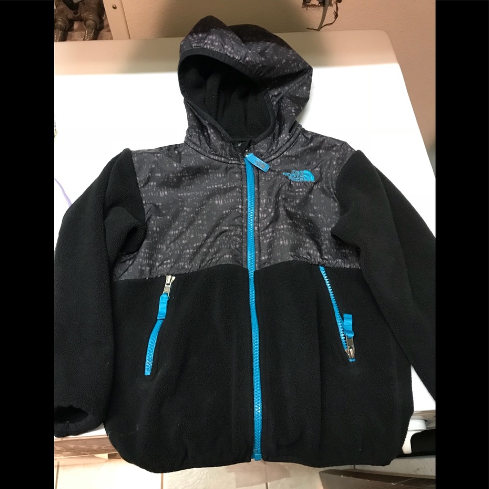 Boys size 5T North Face Denali coat.